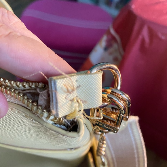 Anne Klein Butter Cream Yellow Purse w/shoulder strap - Picture 5 of 16